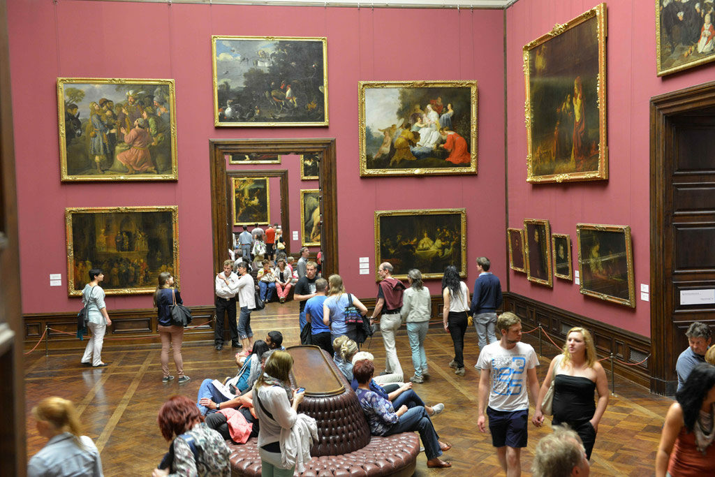 viele Menschen in Gemäldeausstellung
