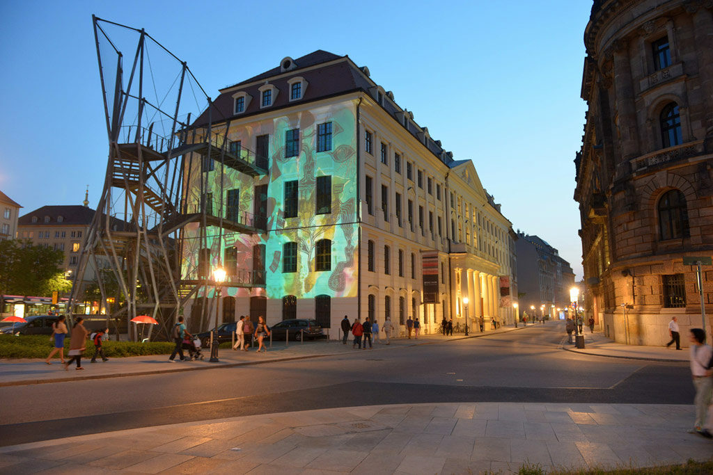 Landhaus bei Nacht mit beleuchteter Fassade