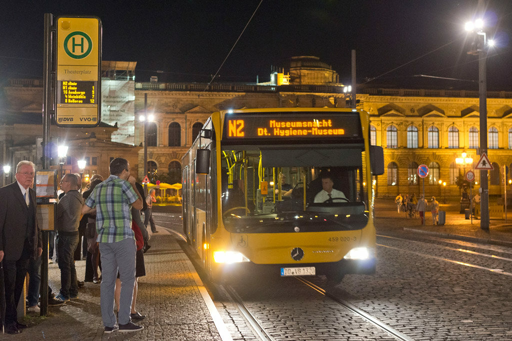 Bus der Linie N2 Museumsnacht an Haltestelle mit wartenden Menschen