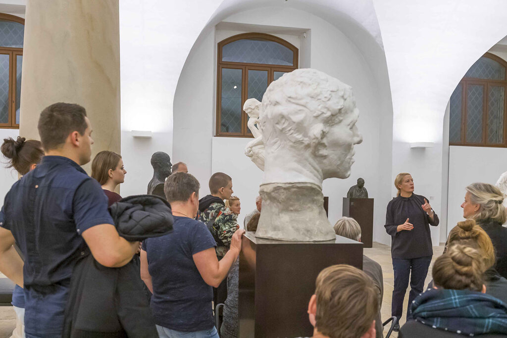 Direktorin Hilke Wagner beim Mitternachtsrundgang, Skulpturensammlung