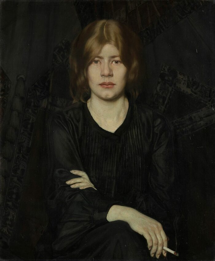 Bild in dunklen Farben, eine sitzende Frau schaut den Betrachter an. Sie hält die Hand mit einer Zigarette auf dem Scho0