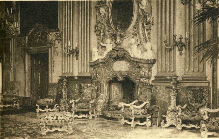 Historische Ansicht des Marmorsaals von Schloss Fürstenstein, schwarz-weiß, mit Blick auf die Kaminwand mit großem Spiegel