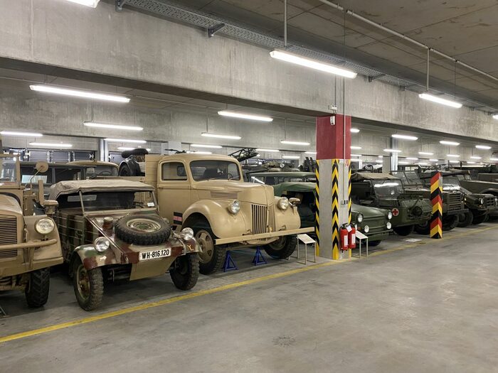 Militärfahrzeuge aufgereiht in einer Fahrzeughalle