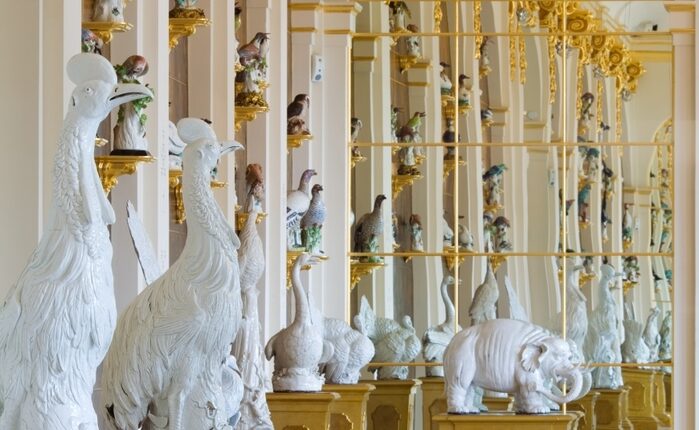 Goldener Spiegelsaal mit mehreren Tierfiguren aus Porzellan