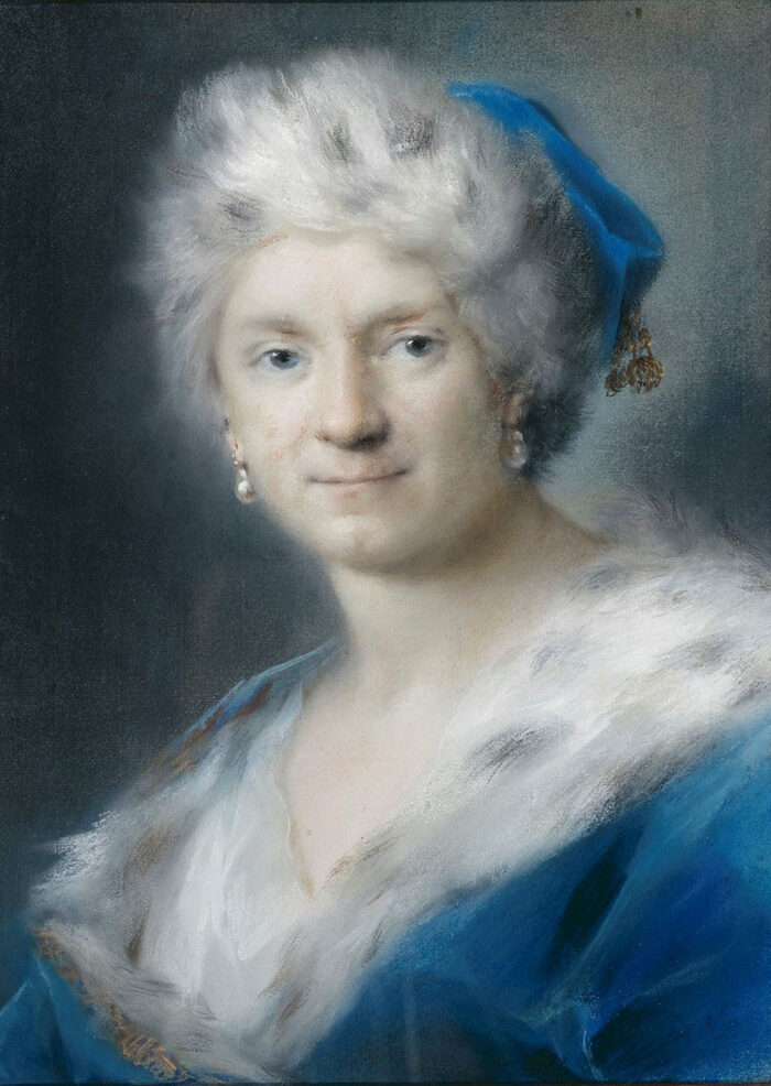 Portrait einer lächelnden Frau, gekleidet in einem azurblauen Fellmantel
