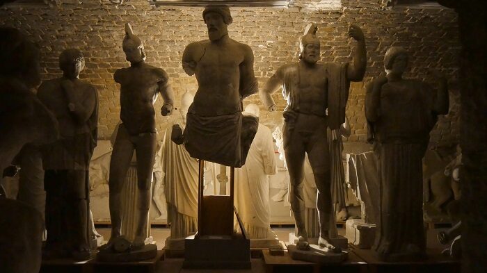 Fünf halbbeleuchtete Statuen im Keller des Albertinums
