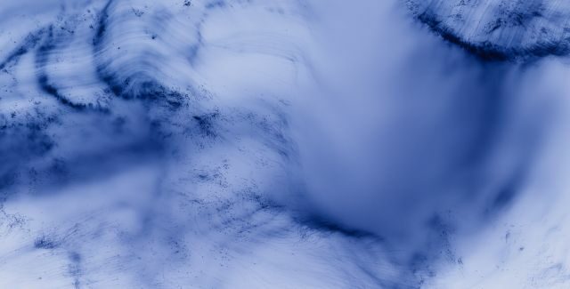 Ein Bild in Tönen von weiß, lila, blauvon Rand zu Rand. Vielleicht Himmel, vielleicht Wasser?