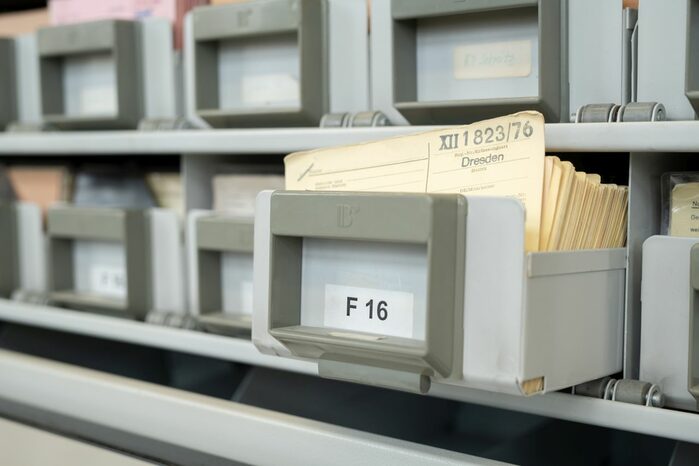 Archivschränke. Eine Schublabde ist herausgezogen und die Karteikarten sind zu sehen