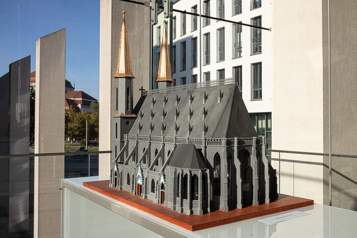 Großes Modell einer alten Kirche
