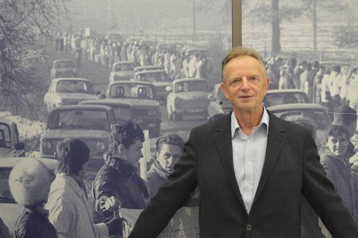 Dr. Herbert Wagner, ehemaliger Oberbürgermeister der Stadt Dresden steht vor einem riesigen Foto von der Menschenkette im Oktober 1989 Dr. Herbert Wagner, ehemaliger Oberbürgermeister der Stadt Dresden steht vor einem riesigen Foto von der Menschenkette im Oktober 1989