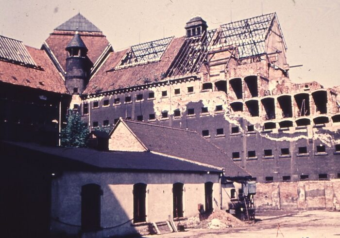 Vom Krieg zerstörte Gebäude der Haftanstalt Münchner Platz