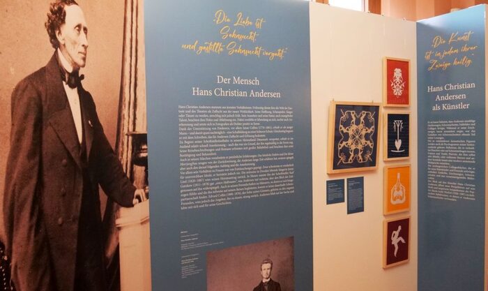 Blick auf große Standtafeln mit Texten. Auch eine körpergroße Skizze des Dichters Hans Christian Andersen ist zu sehen.