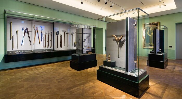 In Glasvitrinen sieht man historische Werkzeuge